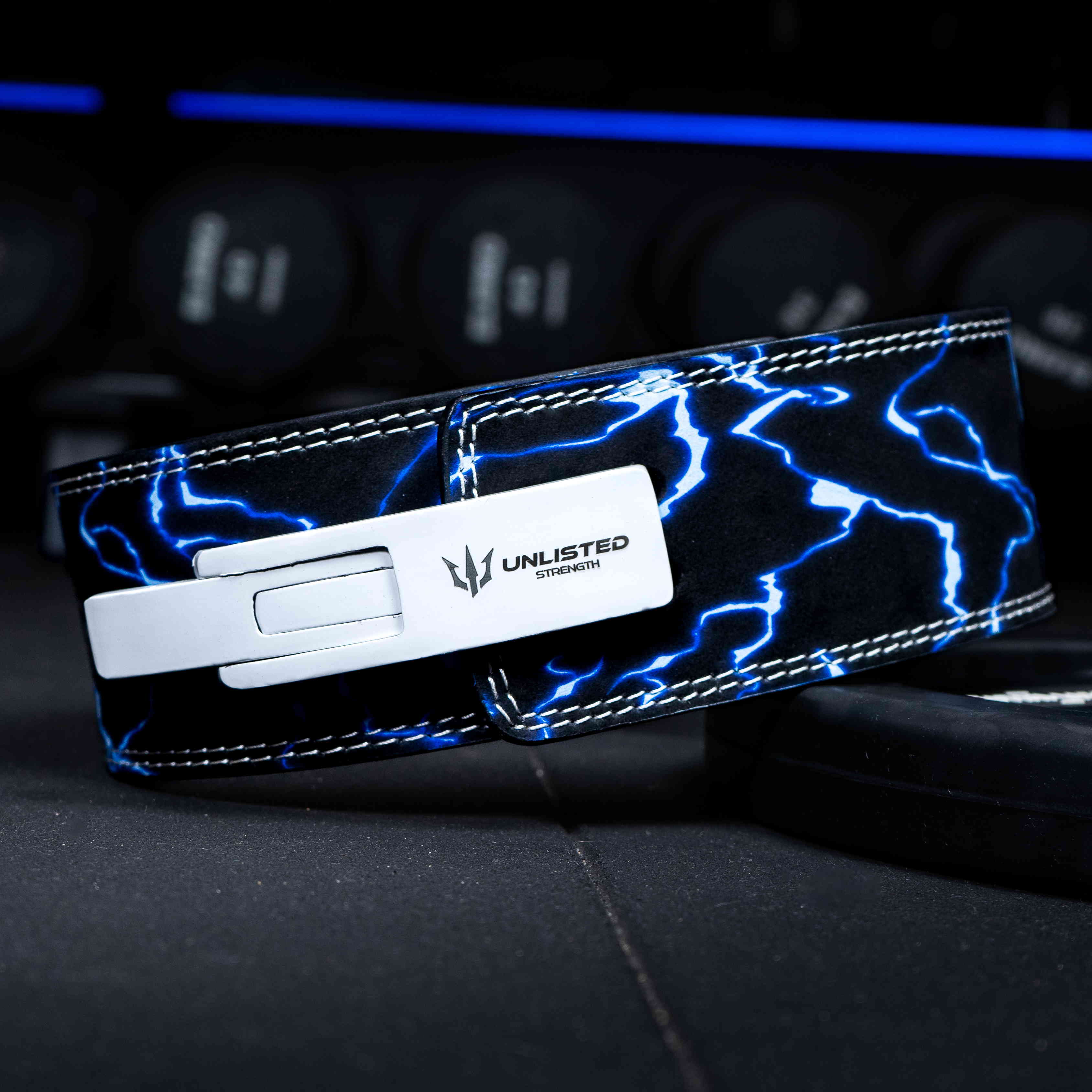 Unlisted Strength 11mm Blue Lightning opasek s přezkou na powerlifting a posilování černo/modrý